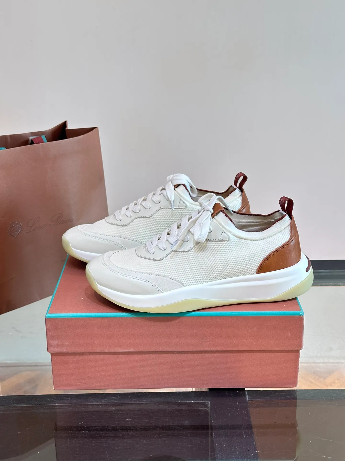 Factory price: 500💰Loro men's shoes💰iana/nuoyoupiana 410 L men's shoes💰 Walk Wish men's sneakers. This sneaker redefines the iconic 360 L men's shoes from a modern perspective💰, using a new shape and a wider silhouette design to create an extraordinary comfortable wearing experience. The ultra-light sole creates a charming modern aesthetic, with a classic slip-on construction and extra laces to wrap your foot for comfort. Smooth calfskin and wool pique knit uppers are paired with a combination suede calfskin lining and logo calfskin foot pads for ultimate comfort and breathability. The toe is inlaid with soft suede embellishments, the heel has contrasting line details, and is matched with an EVA foam and rubber outsole. The upper foot is light, soft and shock-absorbing, making it suitable for daily wear in all seasons. Comes with a full set of original packaging and complete information! Size: 39-44 (45, 46 can be customized)